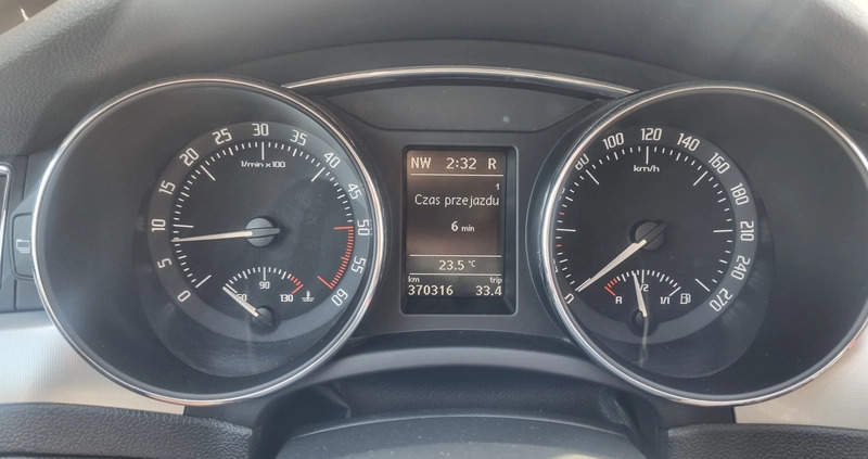 Skoda Superb cena 29900 przebieg: 370000, rok produkcji 2013 z Recz małe 631